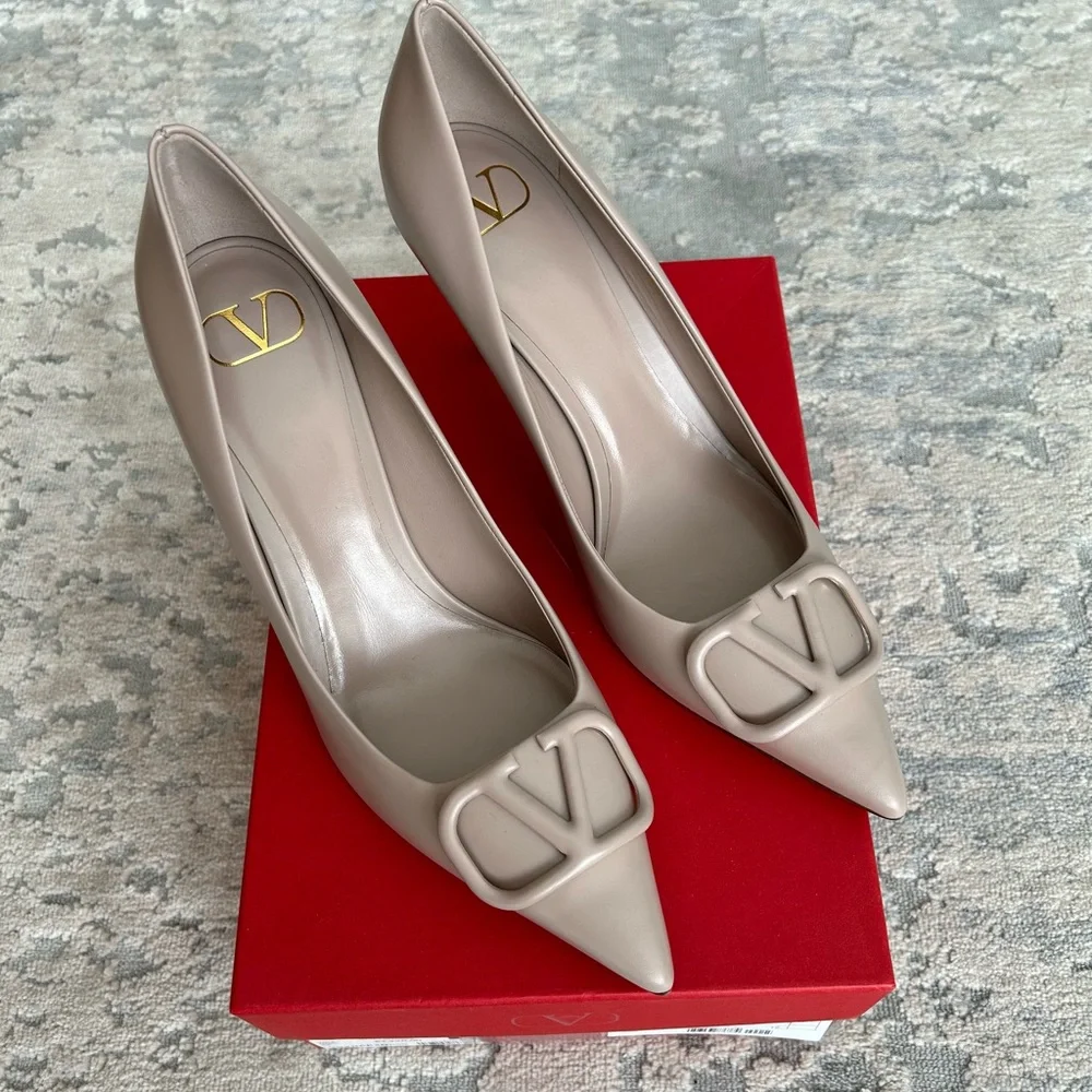 New Valentino Garavani V-Logo Pumps - Picture 4 of 11